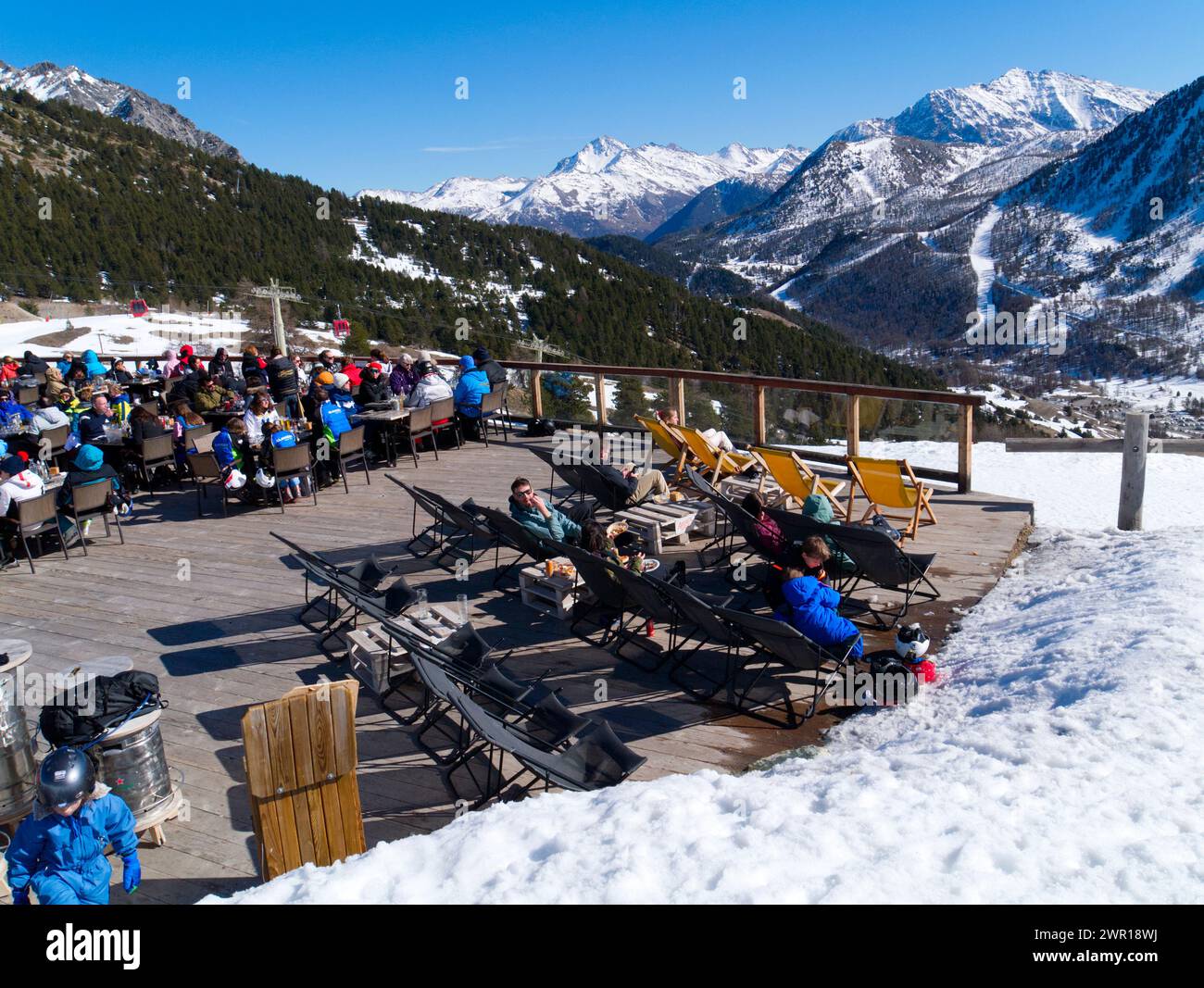 Sciatori che si rilassano al caffè di montagna, Montgenevre, Francia Foto Stock