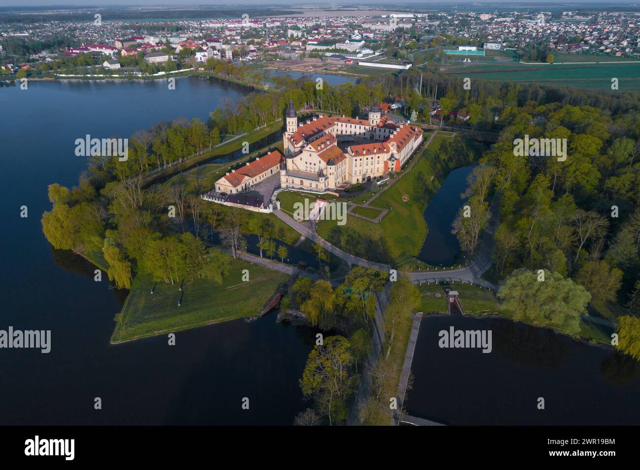 Vista dall'alto sull'antico castello di Nesvizh in una soleggiata mattina di maggio (riprese da un quadricottero). Bielorussia Foto Stock