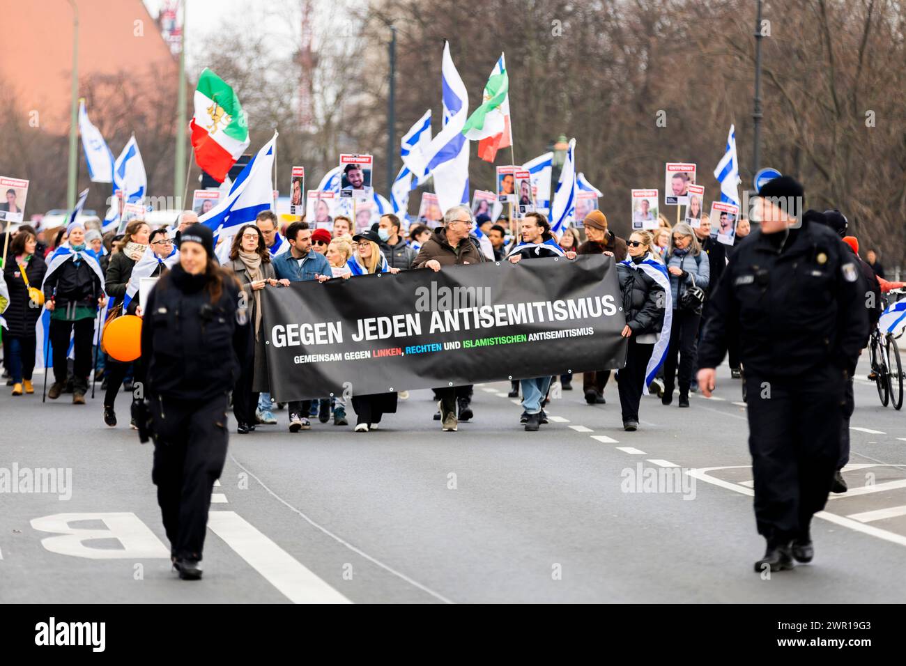 Berlino, Germania. 10 marzo 2024. La processione di una manifestazione con il motto "insieme contro l'antisemitismo di sinistra, di destra e islamista - solidarietà con Israele” organizzata dalla società tedesco-israeliana marcia dai Rotes Rathaus al Memoriale degli ebrei assassinati d'Europa. Memoriale agli ebrei assassinati d'Europa credito: Christoph Soeder/dpa Credit: dpa picture Alliance/Alamy Live News/dpa/Alamy Live News Foto Stock