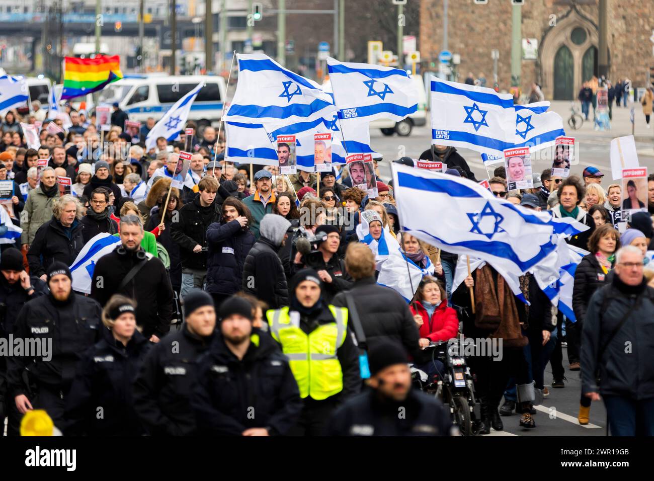 Berlino, Germania. 10 marzo 2024. La processione di una manifestazione con il motto "insieme contro l'antisemitismo di sinistra, di destra e islamista - solidarietà con Israele” organizzata dalla società tedesco-israeliana marcia dai Rotes Rathaus al Memoriale degli ebrei assassinati d'Europa. Memoriale agli ebrei assassinati d'Europa credito: Christoph Soeder/dpa Credit: dpa picture Alliance/Alamy Live News/dpa/Alamy Live News Foto Stock