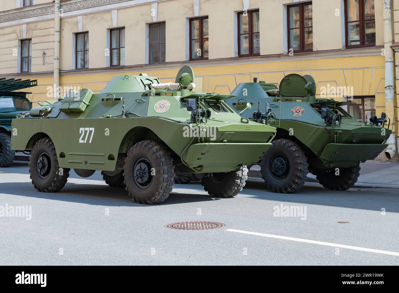 SAN PIETROBURGO, RUSSIA - 4 MAGGIO 2023: Due veicoli corazzati sovietici BRDM-2 su una strada cittadina in una giornata di sole. Preparativi per la parata militare in h Foto Stock