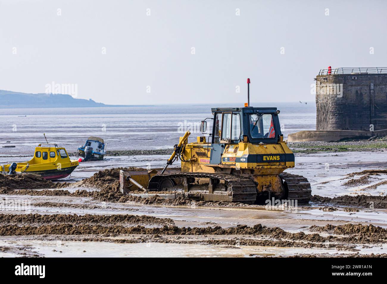 Sabbia mobile bulldozer a Weston Super Mare Beach per combattere l'effetto della deriva lungo la costa prima della stagione estiva Foto Stock