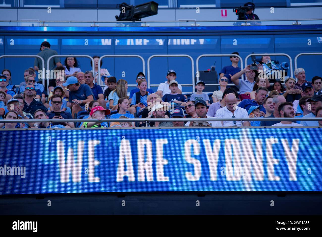 Sydney, Australia. 10 marzo 2024. I tifosi del Sydney FC in tribuna pronti a tifare per la loro squadra prima dell'A-League Men RD20 match tra Sydney FC e Brisbane Roar all'Allianz Stadium il 10 marzo 2024 a Sydney, Australia Credit: IOIO IMAGES/Alamy Live News Foto Stock