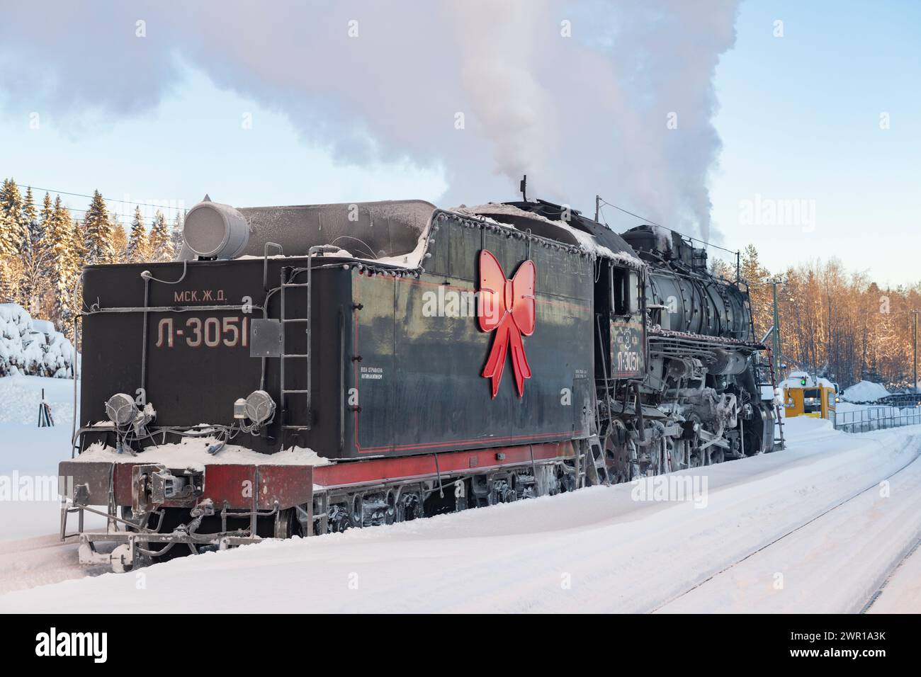 RUSKEALA, RUSSIA - 20 GENNAIO 2024: Vecchia locomotiva a vapore serie L (L-3051, Lebedyanka) presso la stazione di Ruskeala Mountain Park in una mattinata gelida di gennaio Foto Stock