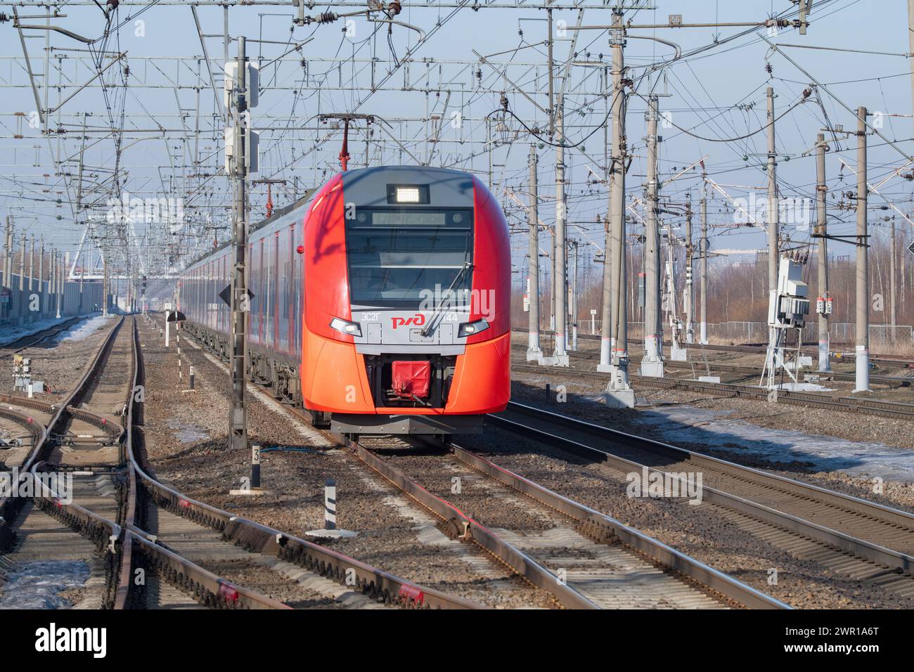 SLAVYANKA, RUSSIA - 4 MARZO 2024: Il moderno treno elettrico ES2G-144 "Lastochka" arriva in stazione in un giorno di sole marzo. Ferrovia Oktyabrskaya Foto Stock