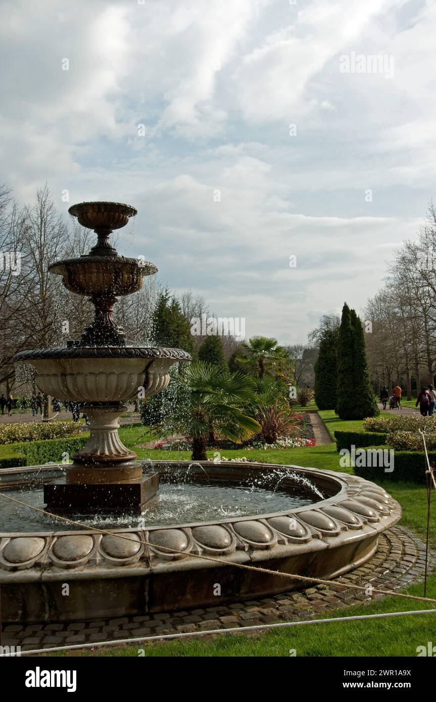 Fontana e giardini, Regent's Park, City of Westminster, Londra, Regno Unito Foto Stock