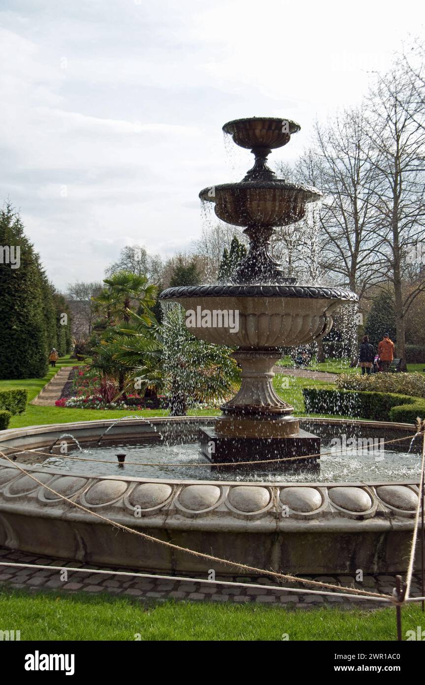 Fontana e giardini, Regent's Park, City of Westminster, Londra, Regno Unito Foto Stock