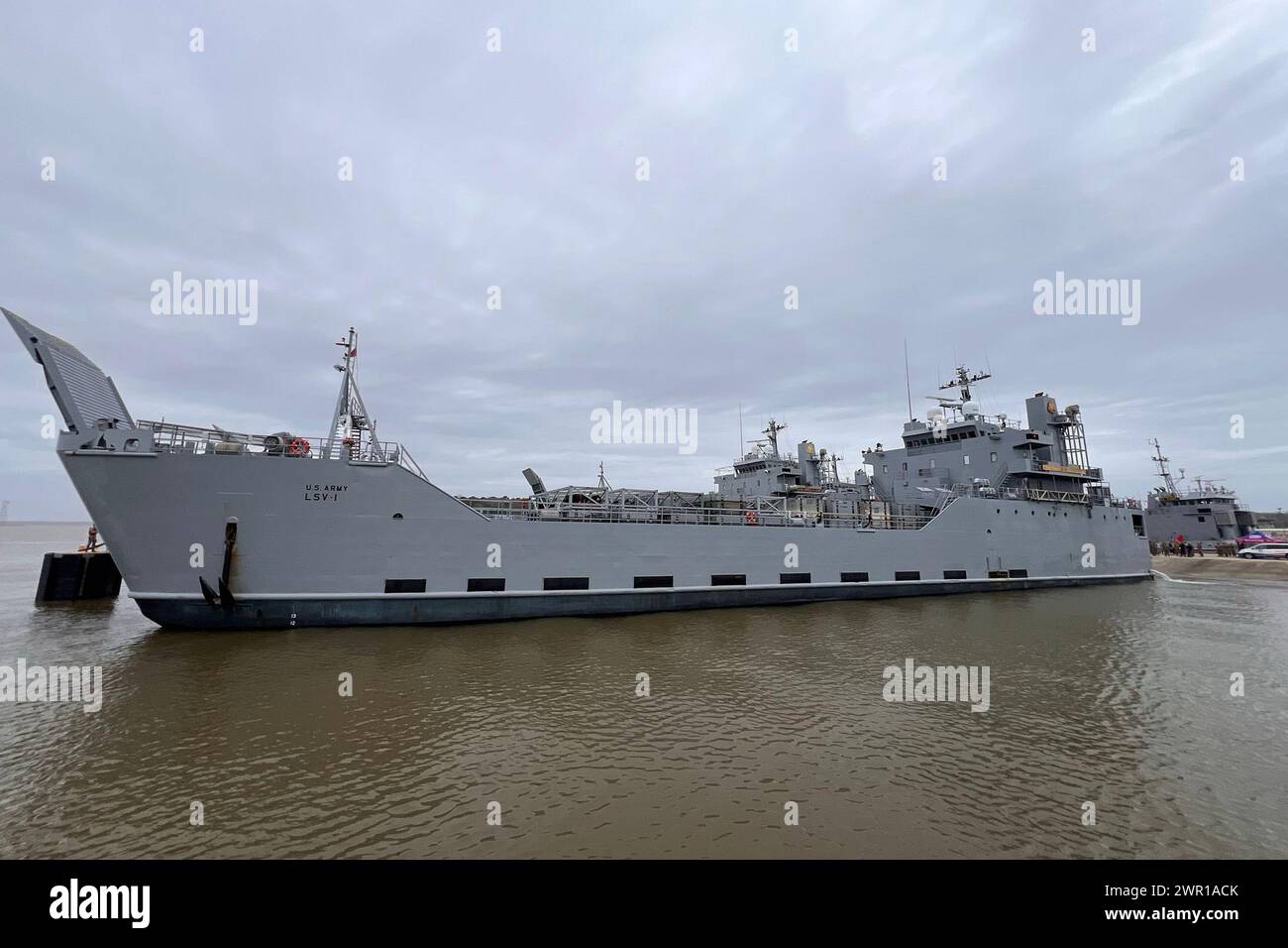 U.S. Army Vessel (USAV) generale Frank S. Besson (LSV-1) della 7th Transportation Brigade (Expeditionary), 3rd Expeditionary Sustainment Command, XVIII Airborne Corps, parte dalla Joint base Langley-Eustis, sabato 9 marzo 2024, in viaggio verso il Mediterraneo orientale meno di 36 ore dopo che il presidente Joe Biden ha annunciato che gli Stati Uniti avrebbero fornito assistenza umanitaria a Gaza via mare. Besson, una nave di supporto logistico, sta trasportando le prime attrezzature per istituire un molo temporaneo per consegnare rifornimenti umanitari vitali. Foto tramite U.S. Central Command/UPI Foto Stock