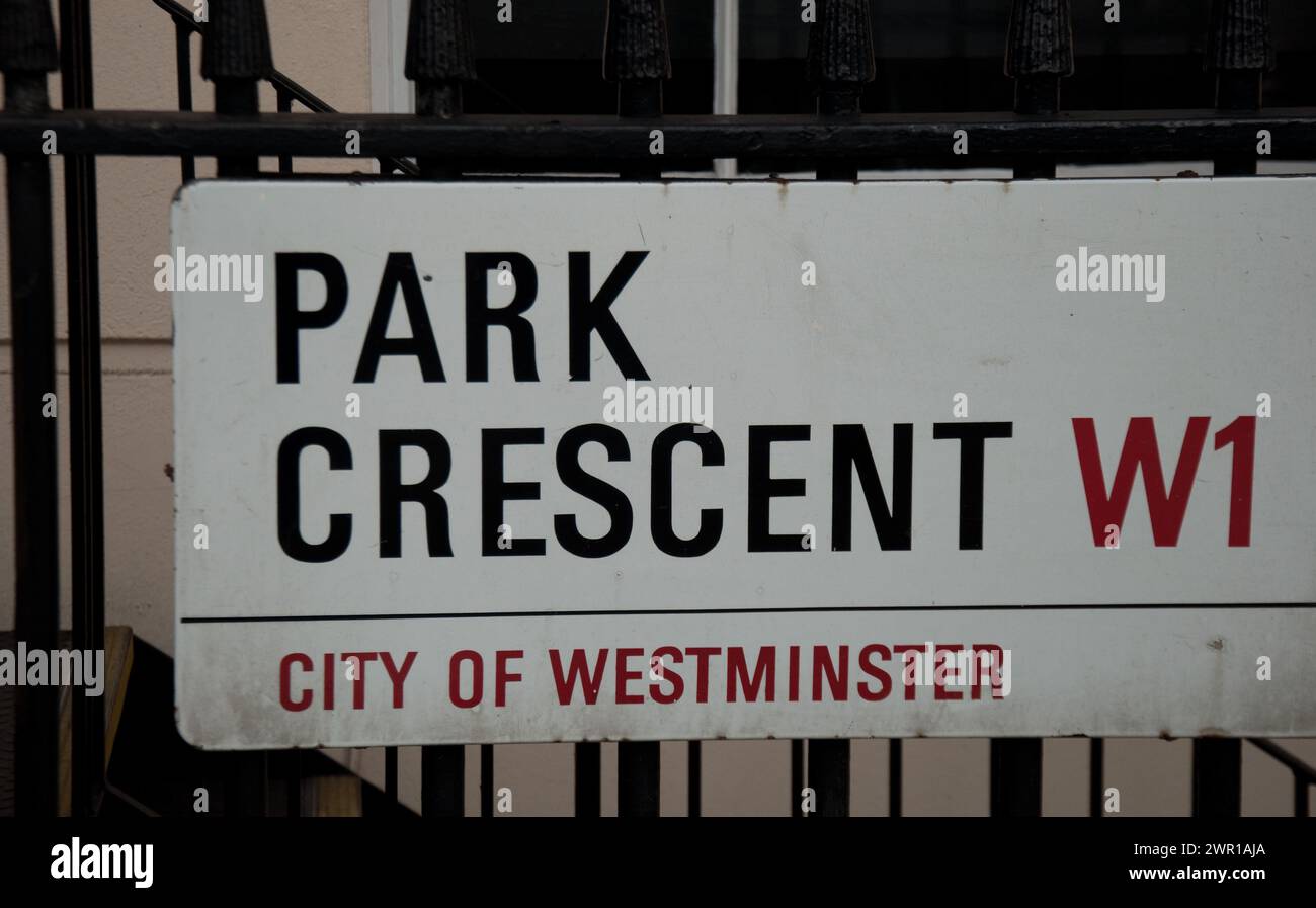 Cartello stradale per Park Crescent, un'elegante mezzaluna nella City of Westminster, Londra, Regno Unito Foto Stock