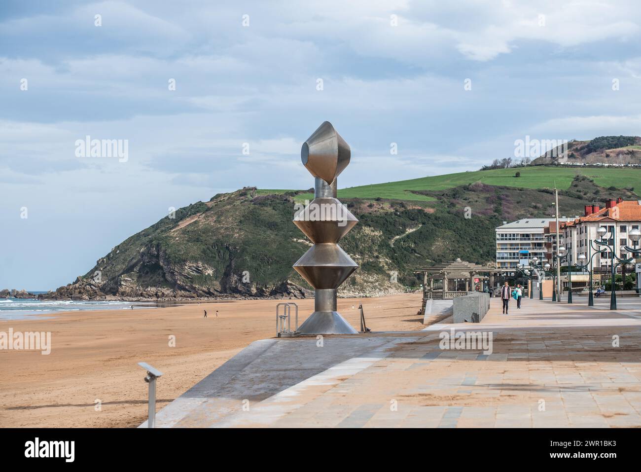 Statua di Dama di Marcos Hernando, passeggiata sulla spiaggia di Itsasertza Kalea a Zarauts, Pais Vasco, Spagna Foto Stock