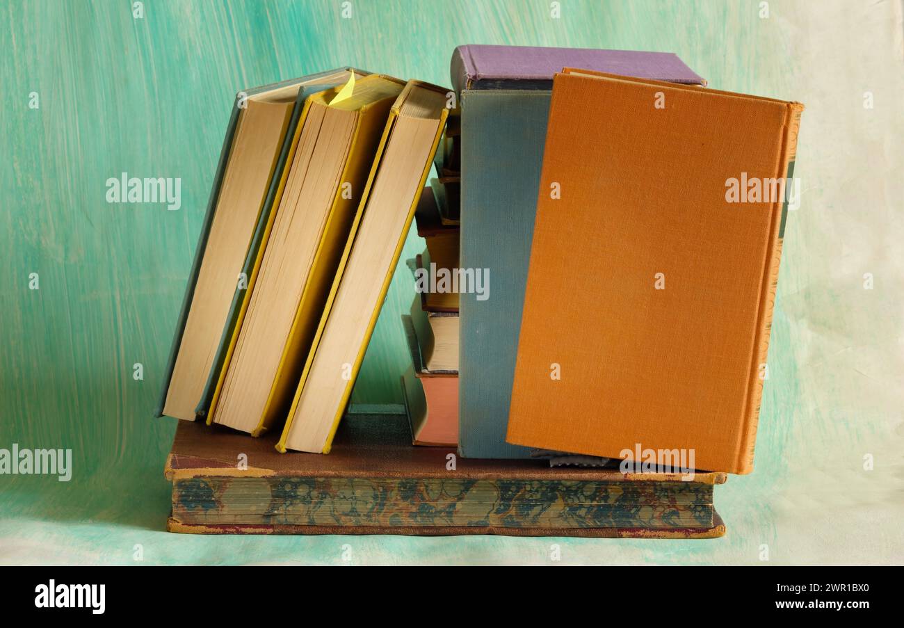 Una pila di libri con sfondo sfocato, lettura, apprendimento, istruzione, conoscenza è concetto di "poqwer" o "home Office" Foto Stock