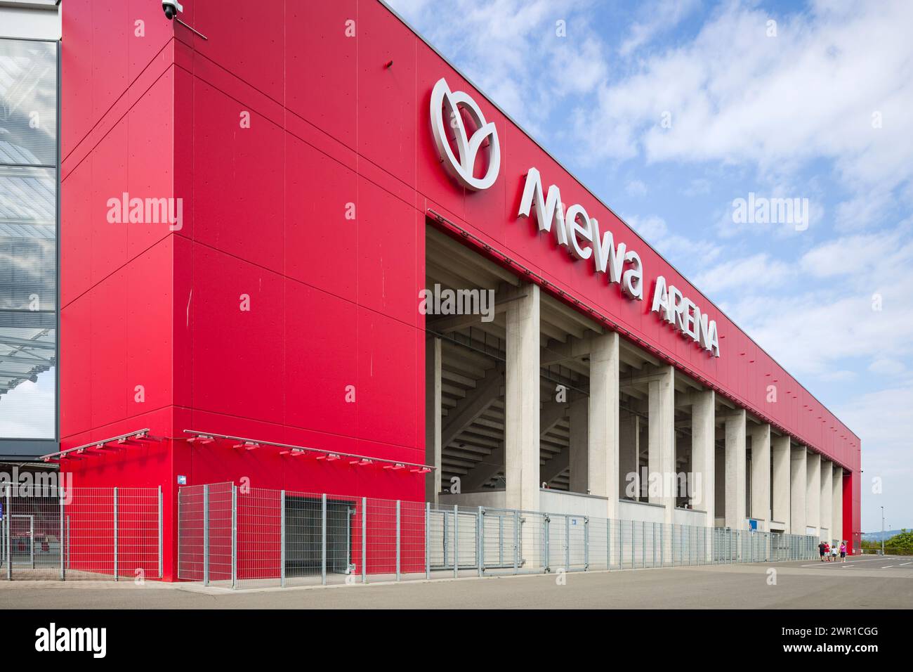 MEWA Arena, Mainz, Germania, stadio della squadra di calcio FSV Mainz 05, vista dall'esterno con pareti rosse, vetri, colonne di cemento. Foto Stock