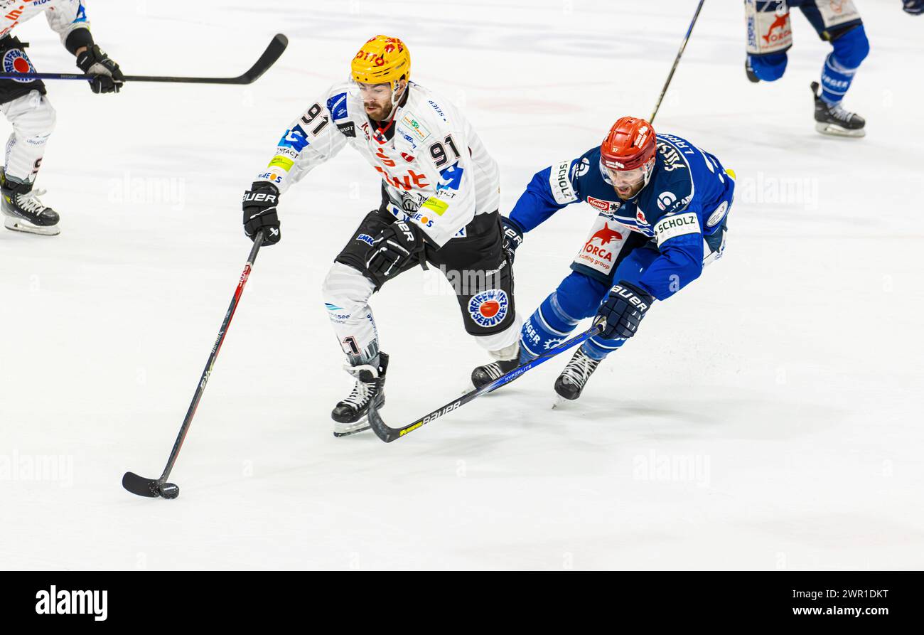 Schwenninger Wild Wings - Pinguins Bremerhaven, Helios Arena, Penny DEL, 30. Spieltag Hauptrunde: N. 37 Thomas Larkin (Schwenningen) im Zweikampf gegen Foto Stock