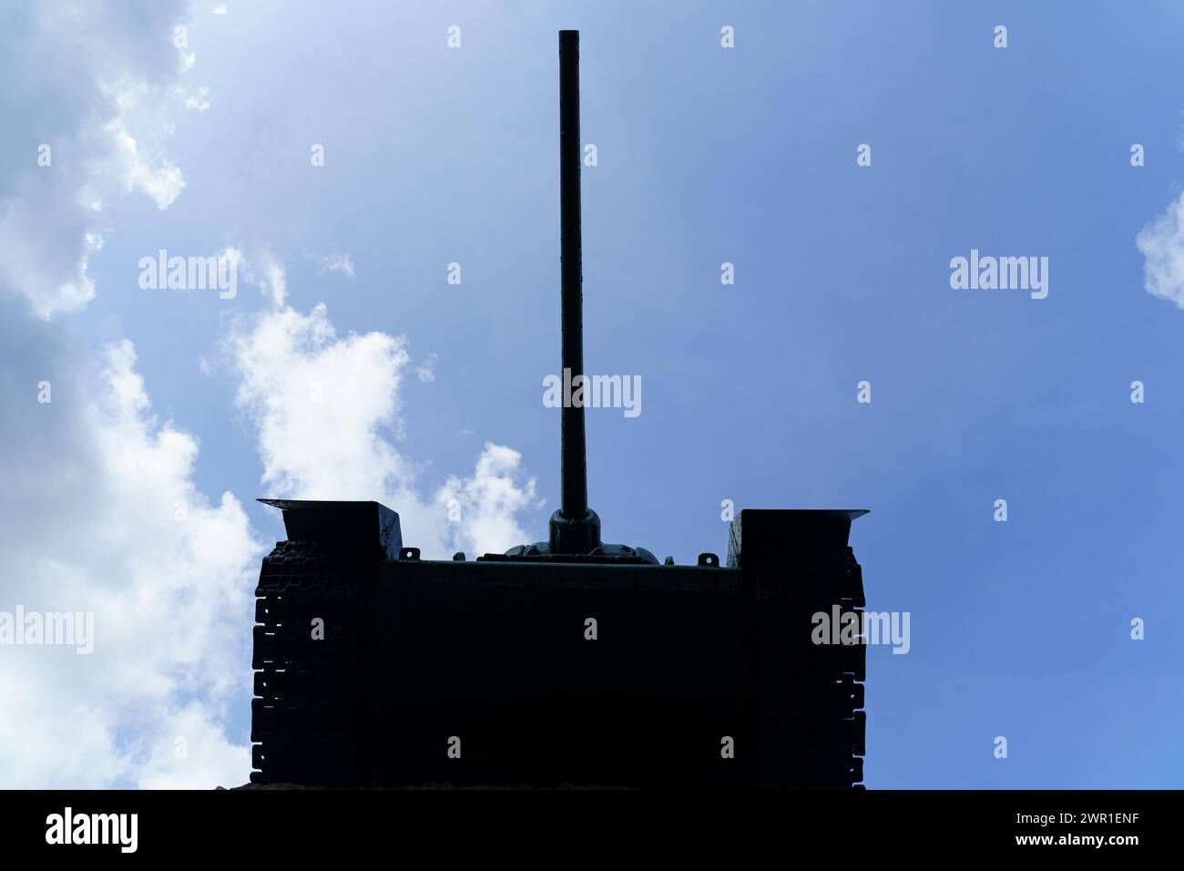 Viene mostrata una sagoma affilata del serbatoio, che sottolinea la forma della torretta e dello scafo contro un cielo blu con nuvole. Foto Stock