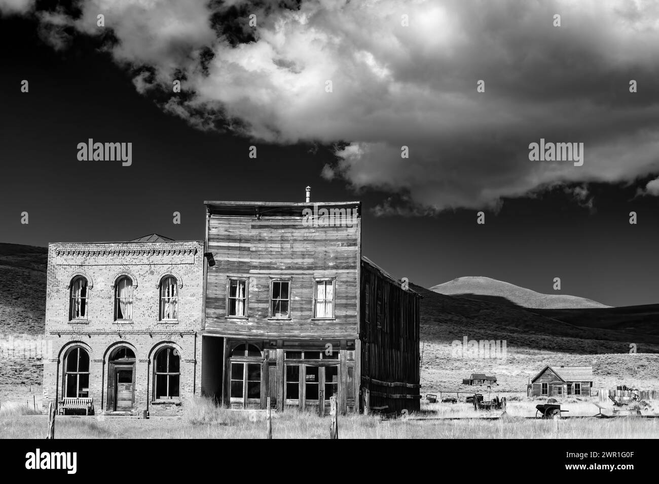 Edifici di strada principale bianchi e neri nella vecchia città fantasma occidentale Foto Stock