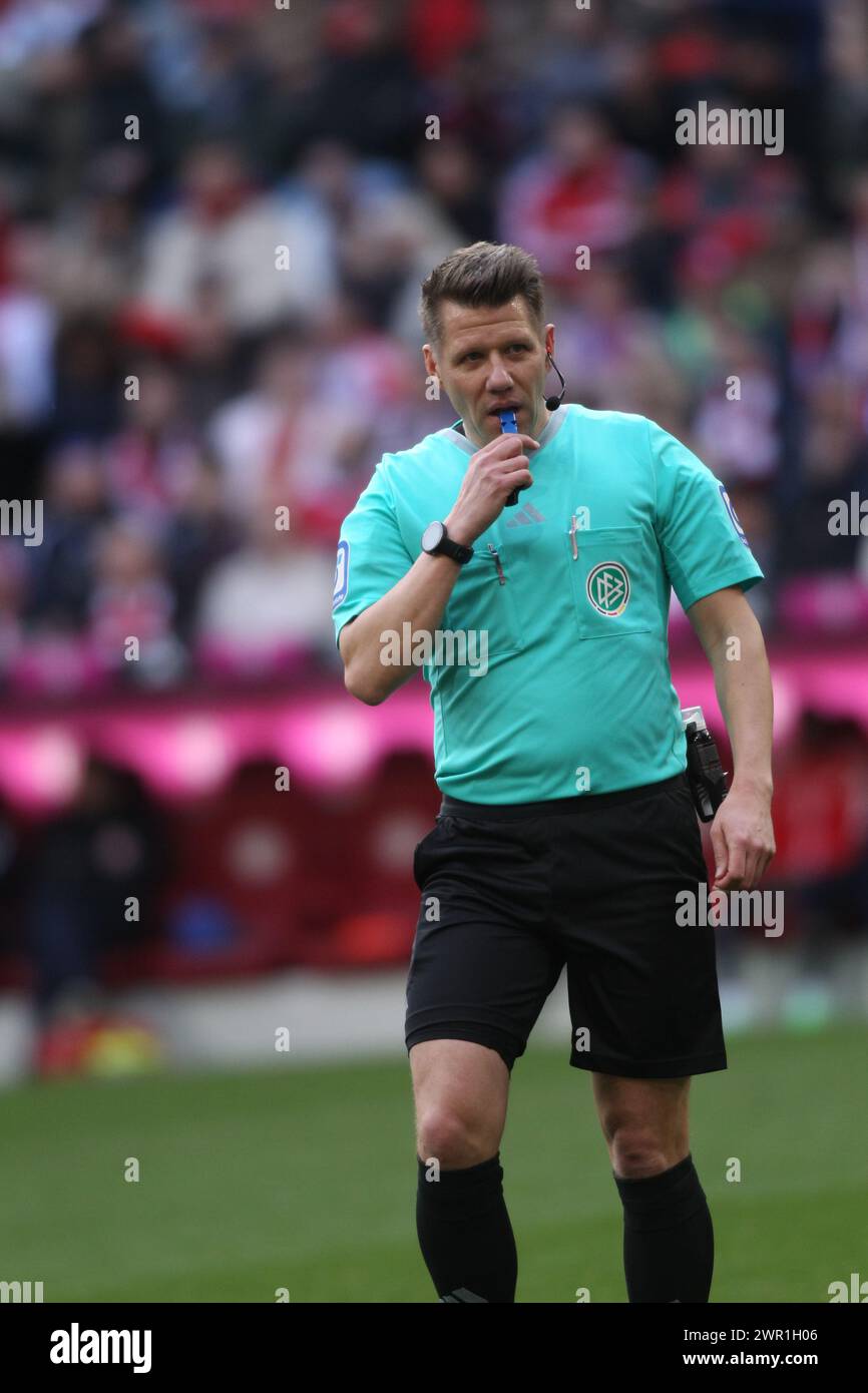 MONACO, Germania - 9. MARZO 2024: Schiedsrichter: Arbitro, Patrick ITTRICH durante la partita di calcio della Bundesliga tra il Bayern Muenchen e il MAINZ 05 all'Allianz Arena di Monaco il 9. Marzo 2024 , Germania. DFL, Fussball, 8:1, (foto e copyright @ ATP Images / Arthur THILL (THILL Arthur / ATP / SPP) Foto Stock