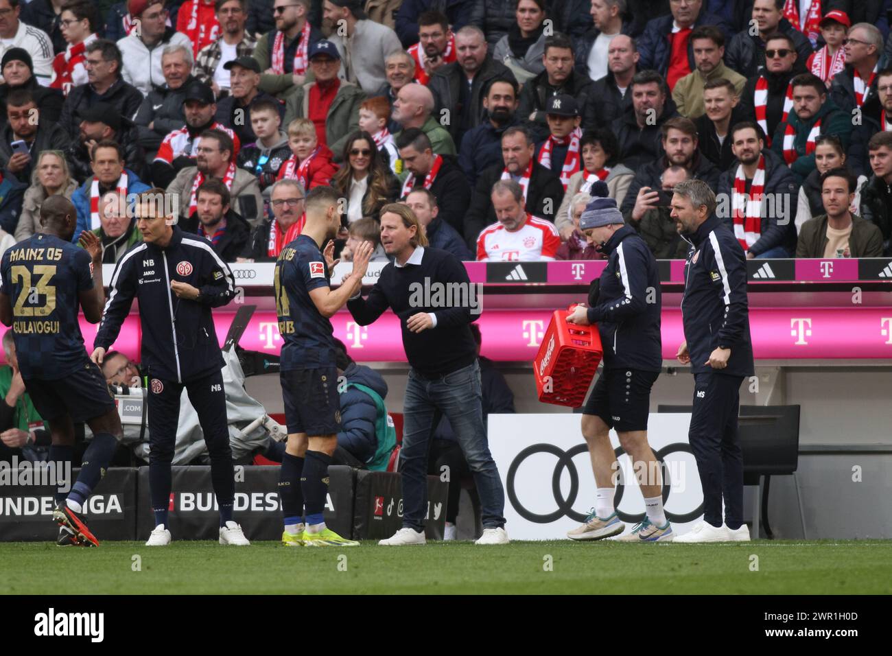 MONACO, Germania - 9. MARZO 2024: L'allenatore/allenatore Bo HENRIKSEN di Mainz-05 con il 14 Tom KRAUSS durante la partita di Bundesliga tra il Bayern Muenchen e il MAINZ 05 all'Allianz Arena di Monaco il 9. Marzo 2024 , Germania. DFL, Fussball, 8:1, (foto e copyright @ ATP Images / Arthur THILL (THILL Arthur / ATP / SPP) Foto Stock