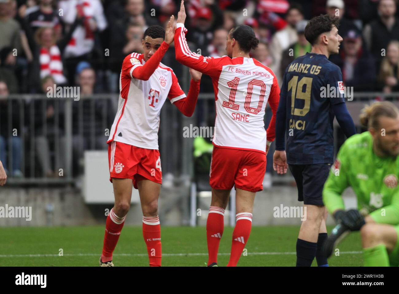 MONACO, Germania - 9. 2024 MARZO: 10 Leroy SANÉ, sane, 42 Jamal MUSIALA, festeggiano durante la partita di calcio della Bundesliga tra il Bayern Muenchen e il MAINZ 05 all'Allianz Arena di Monaco il 9. Marzo 2024 , Germania. DFL, Fussball, 8:1, (foto e copyright @ ATP Images / Arthur THILL (THILL Arthur / ATP / SPP) Foto Stock