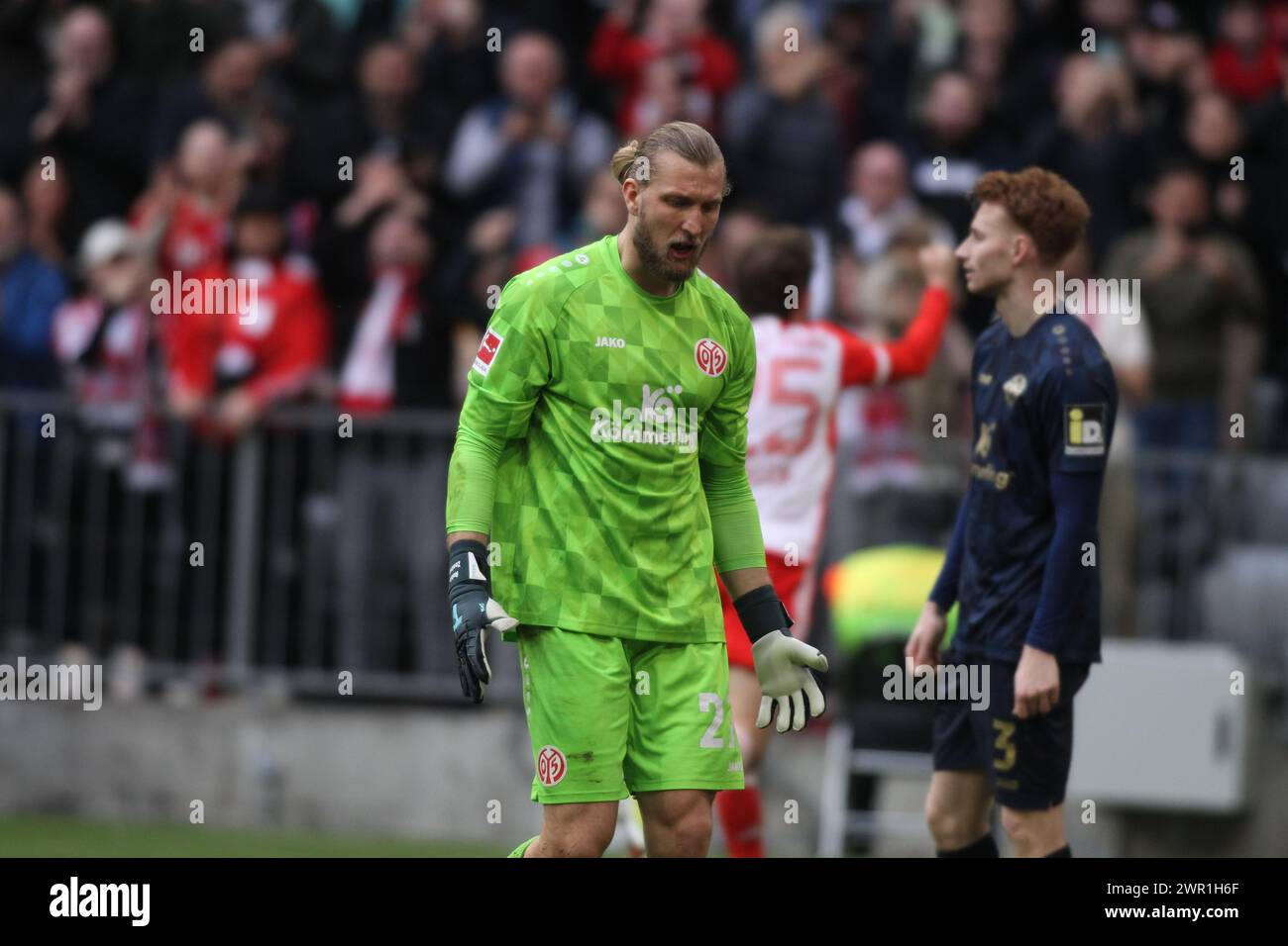 MONACO, Germania - 9. 2024 MARZO: 27 Robin ZENTNER, Keeper, Torwart, di Magonza-05 durante la partita di calcio della Bundesliga tra il Bayern Muenchen e il MAINZ 05 all'Allianz Arena di Monaco il 9. Marzo 2024 , Germania. DFL, Fussball, 8:1, (foto e copyright @ ATP Images / Arthur THILL (THILL Arthur / ATP / SPP) Foto Stock