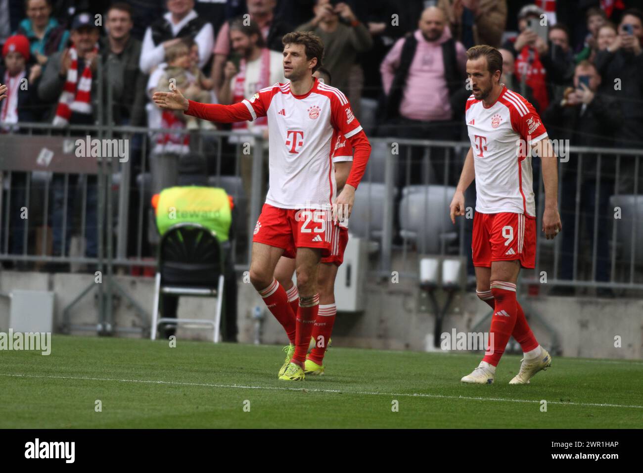 MONACO, Germania - 9. 2024 MARZO: 25 Thomas MUELLER, Müller, 9 Harry KANE, durante la partita di calcio della Bundesliga tra il Bayern MUENCHEN e il MAINZ 05 all'Allianz Arena di Monaco il 9. Marzo 2024 , Germania. DFL, Fussball, 8:1, (foto e copyright @ ATP Images / Arthur THILL (THILL Arthur / ATP / SPP) Foto Stock
