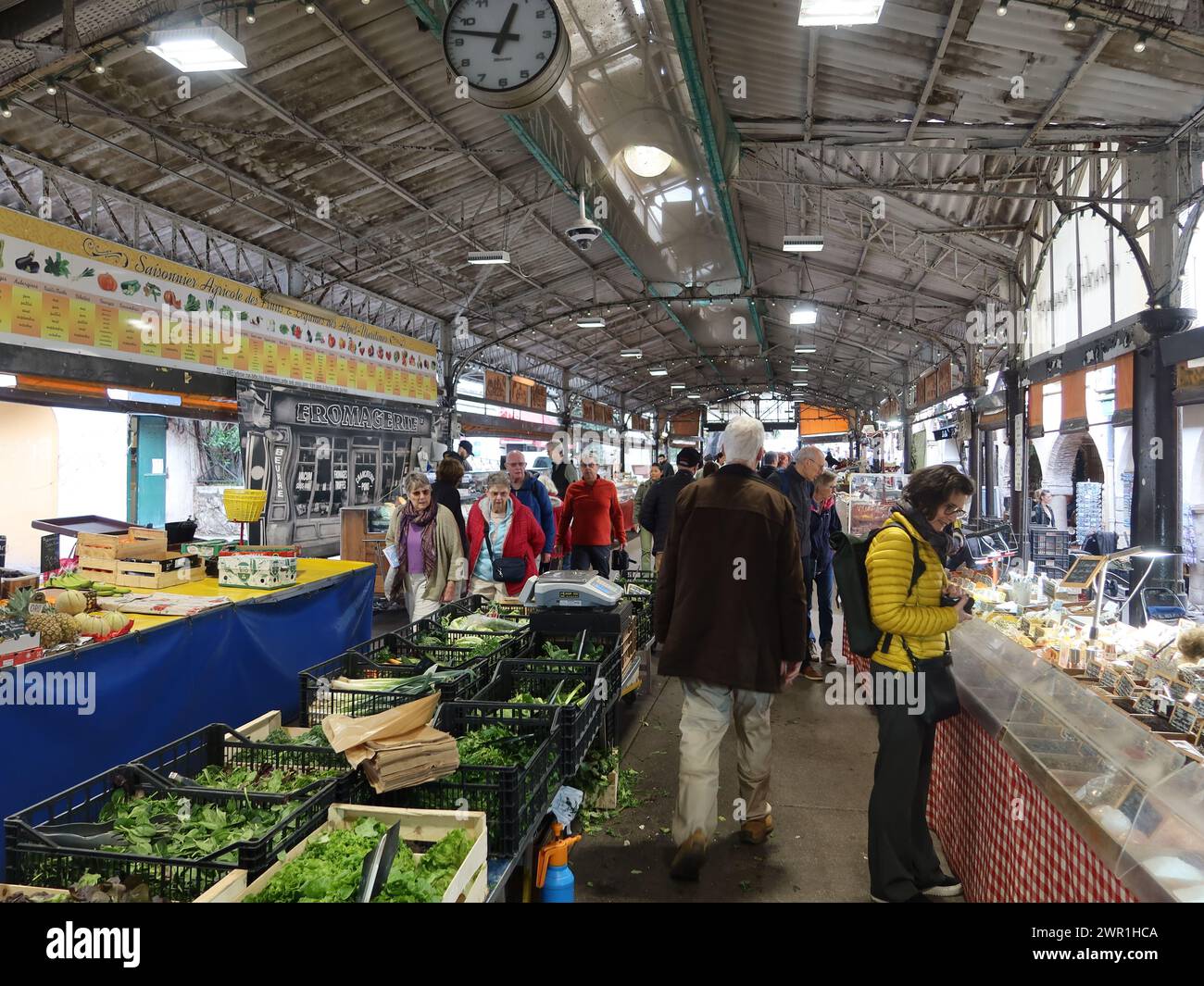 Prodotti locali e prodotti veg al mercato coperto giornaliero delle marche a Cours Massena, Antibes, con tutto ciò di cui avete bisogno per la cucina provenzale. Foto Stock