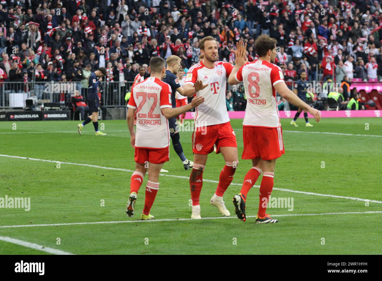 MONACO, Germania. , . Harry KANE si congratula con Leon GORETZKA per il punteggio di 8:1 durante la partita di Bundesliga tra FC Bayern Muenchen e FSV MAINZ 05 all'Allianz Arena di Monaco il 9. Marzo 2024, Germania. DFL, Fussball, 8:1, (foto e copyright @ ATP Images/Arthur THILL (THILL Arthur/ATP/SPP) crediti: SPP Sport Press Photo. /Alamy Live News Foto Stock