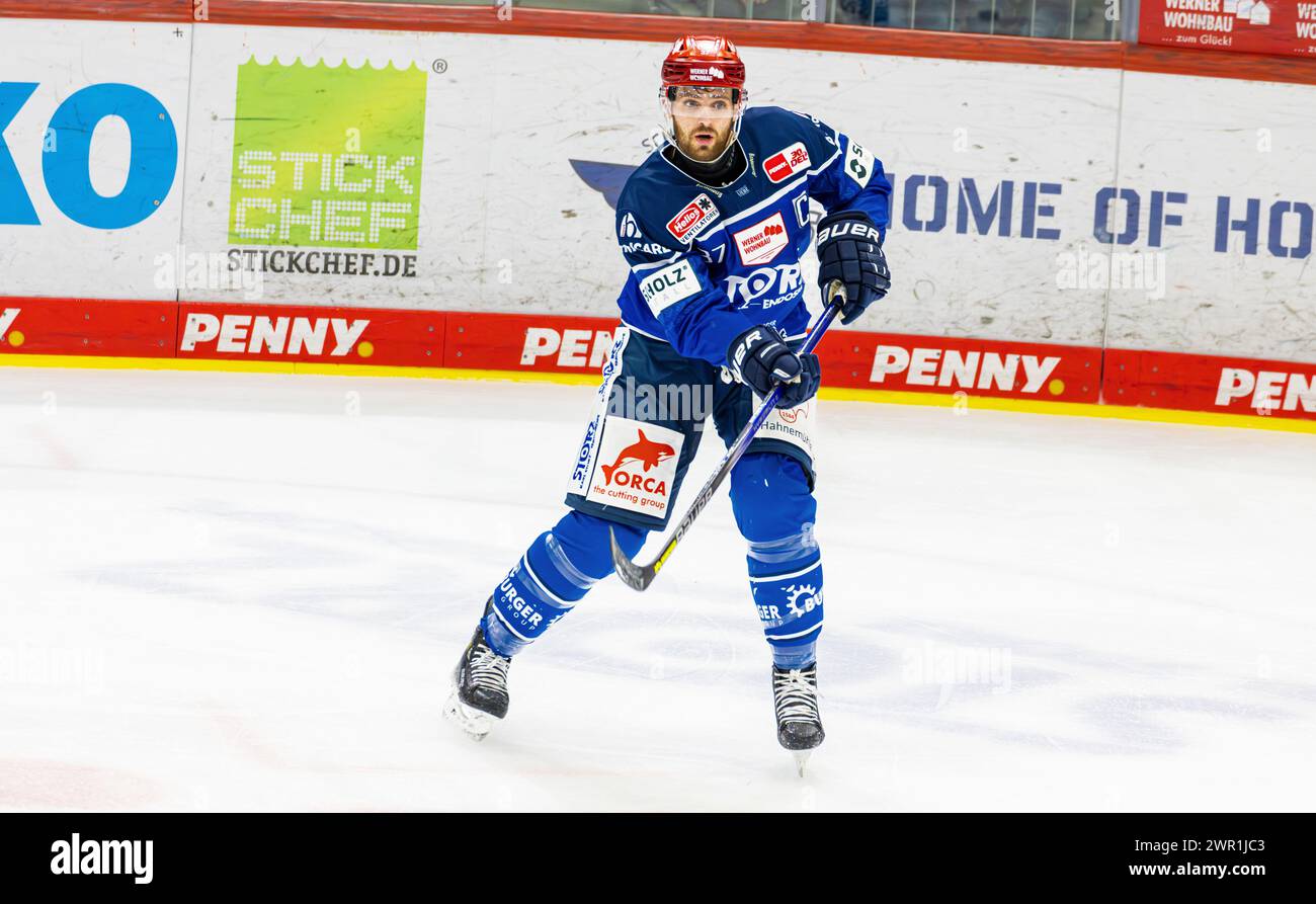 Schwenninger Wild Wings - Pinguins Bremerhaven, Helios Arena, Penny DEL, 30. Spieltag Hauptrunde: N. 37 Thomas Larkin, Verteidiger Schwennninger Wild Wi Foto Stock