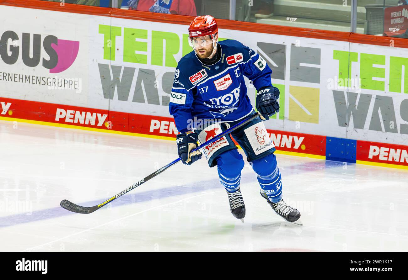 Schwenninger Wild Wings - Pinguins Bremerhaven, Helios Arena, Penny DEL, 30. Spieltag Hauptrunde: N. 37 Thomas Larkin, Verteidiger und Captain Schwennni Foto Stock