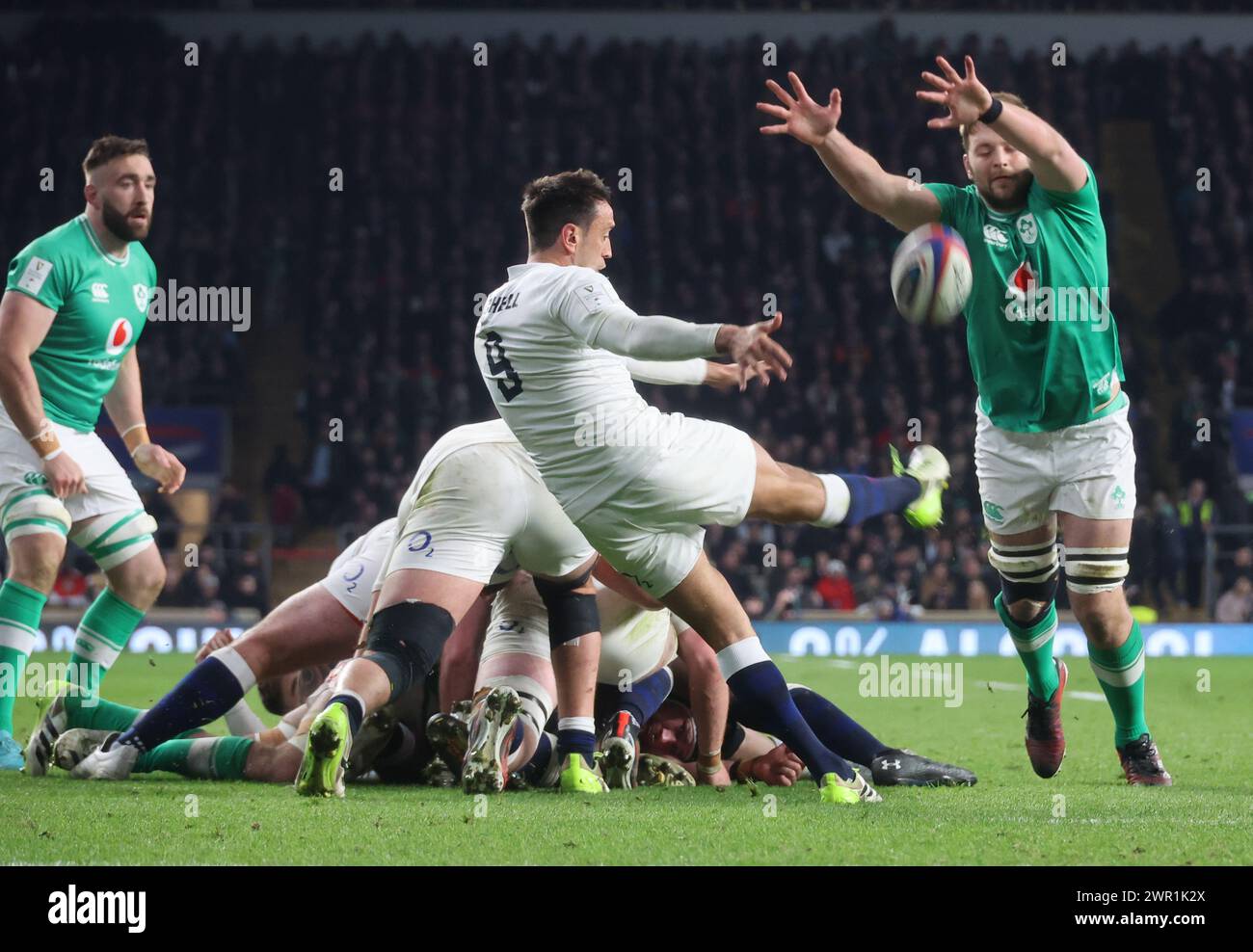 Alex Mitchell (Northampton Saints) di L-R England e Iain Henderson dell'Irlanda in azione durante il Guinness 6 Nations Rugby Round 4 match tra Engla Foto Stock