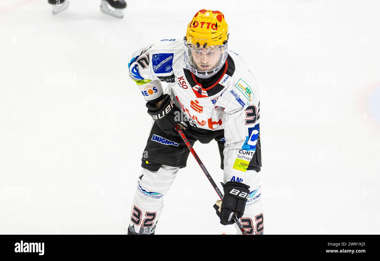 Schwenninger Wild Wings - Pinguins Bremerhaven, Helios Arena, Penny DEL, 30. Spieltag Hauptrunde: N. 32 Nicolas Appendino, Verteidiger Pinguins Bremerha Foto Stock