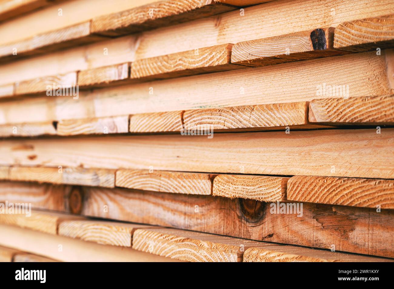 Pila di tavole di legno non trattate pannelli di legno come materiale da costruzione, messa a fuoco selettiva Foto Stock