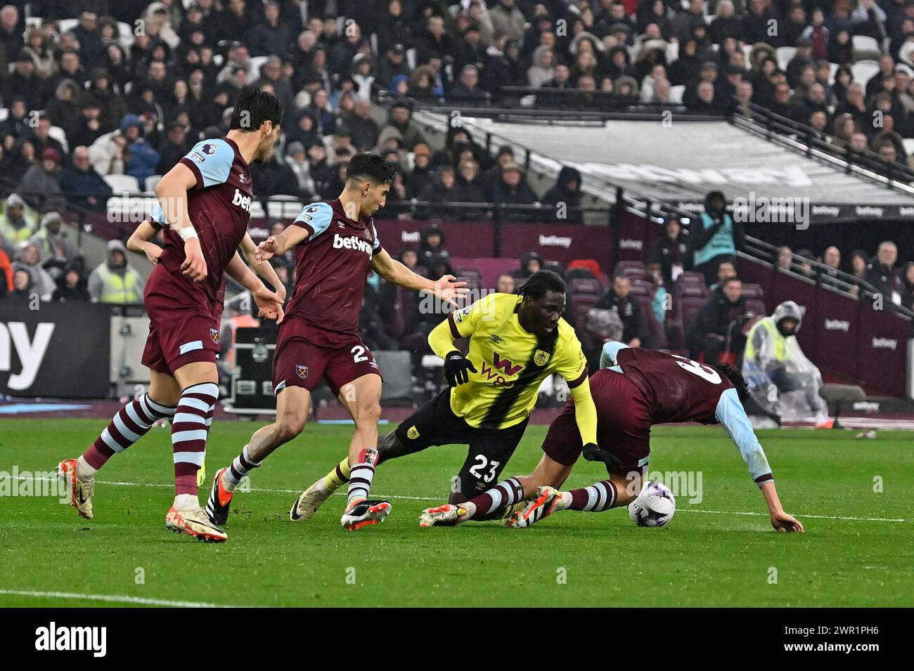 Londra, Regno Unito. 10 marzo 2024. David Datro Fofana (Burnley) passa nell'area di rigore durante la partita West Ham vs Burnley Premier League al London Stadium Stratford. Questa immagine è SOLO per USO EDITORIALE. Licenza richiesta da Football DataCo per qualsiasi altro utilizzo. Crediti: MARTIN DALTON/Alamy Live News Foto Stock