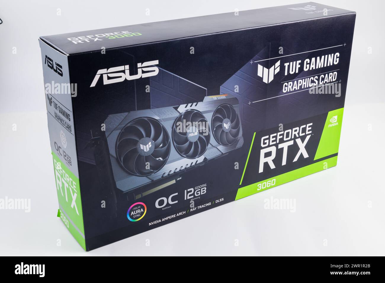 Scatola di cartone della scheda grafica per giochi NVIDIA RTX 3060 OC 12g TUF su sfondo bianco Foto Stock