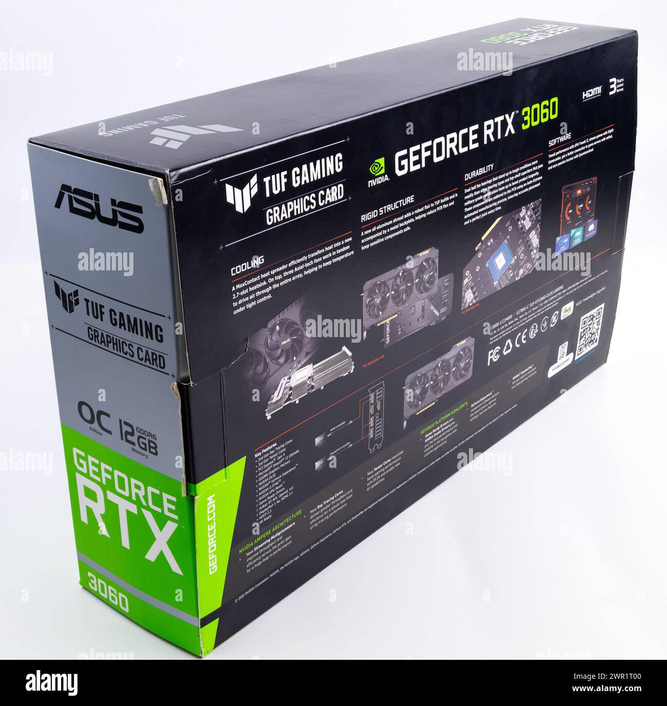 Scatola di cartone della scheda grafica per giochi NVIDIA RTX 3060 OC 12g TUF su sfondo bianco Foto Stock