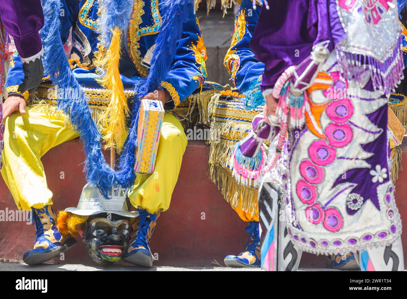 Un letto singolo.Decorazioni colorate sulla medicazione carnaval in Perù, Sud America Foto Stock