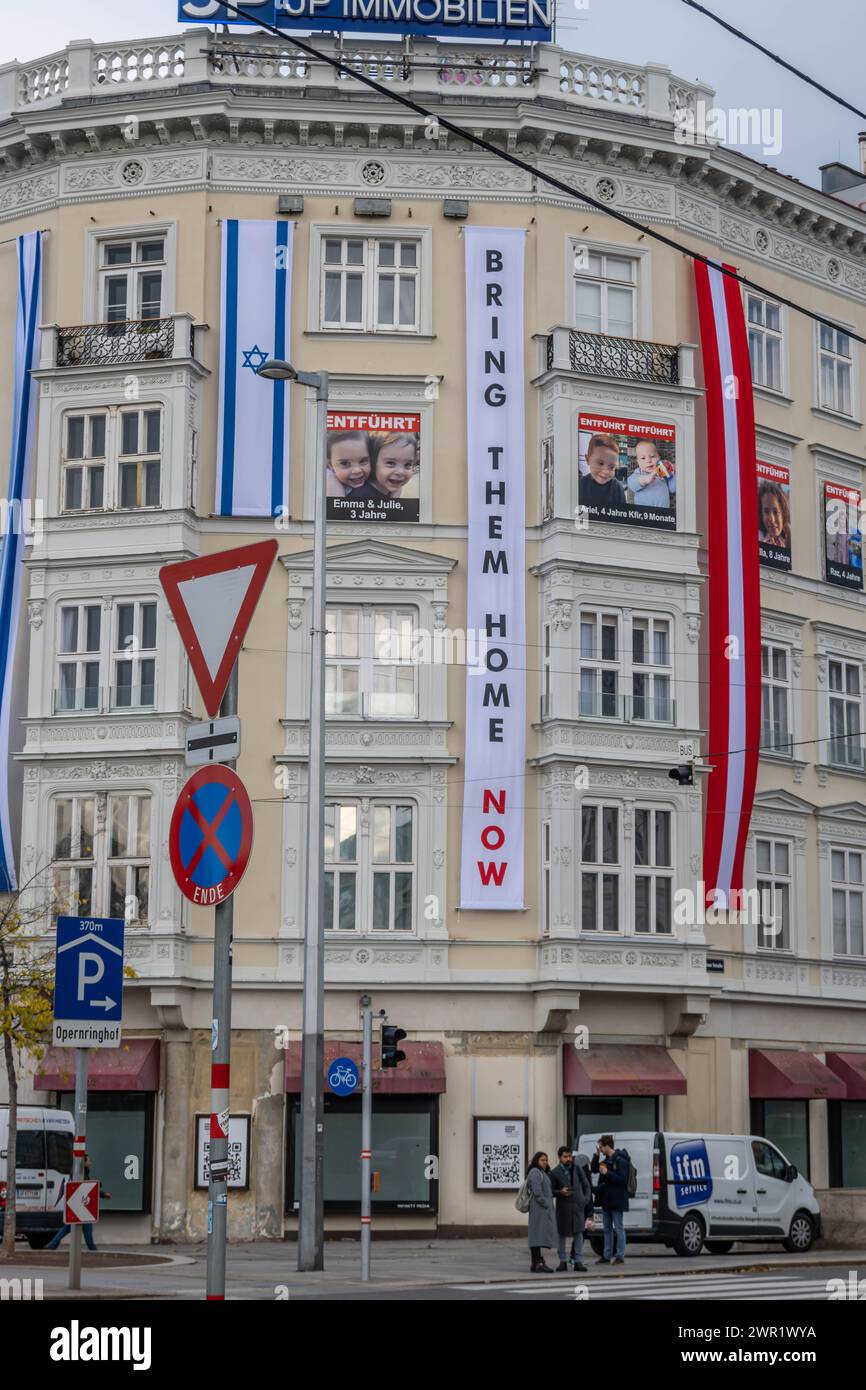 VIENNA, AUSTRIA - 20 novembre 2023: Edificio Nußdorferstraße 10-12 con Bring Them Home Isreali banner Foto Stock