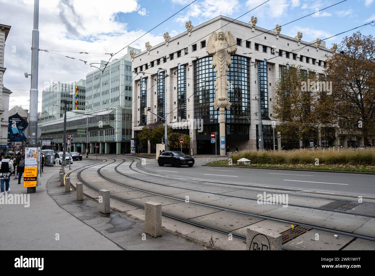 VIENNA, AUSTRIA - 20 novembre 2023: La facciata con il gufo alla tu Wien Bibliothek di Vienna, Austria Foto Stock