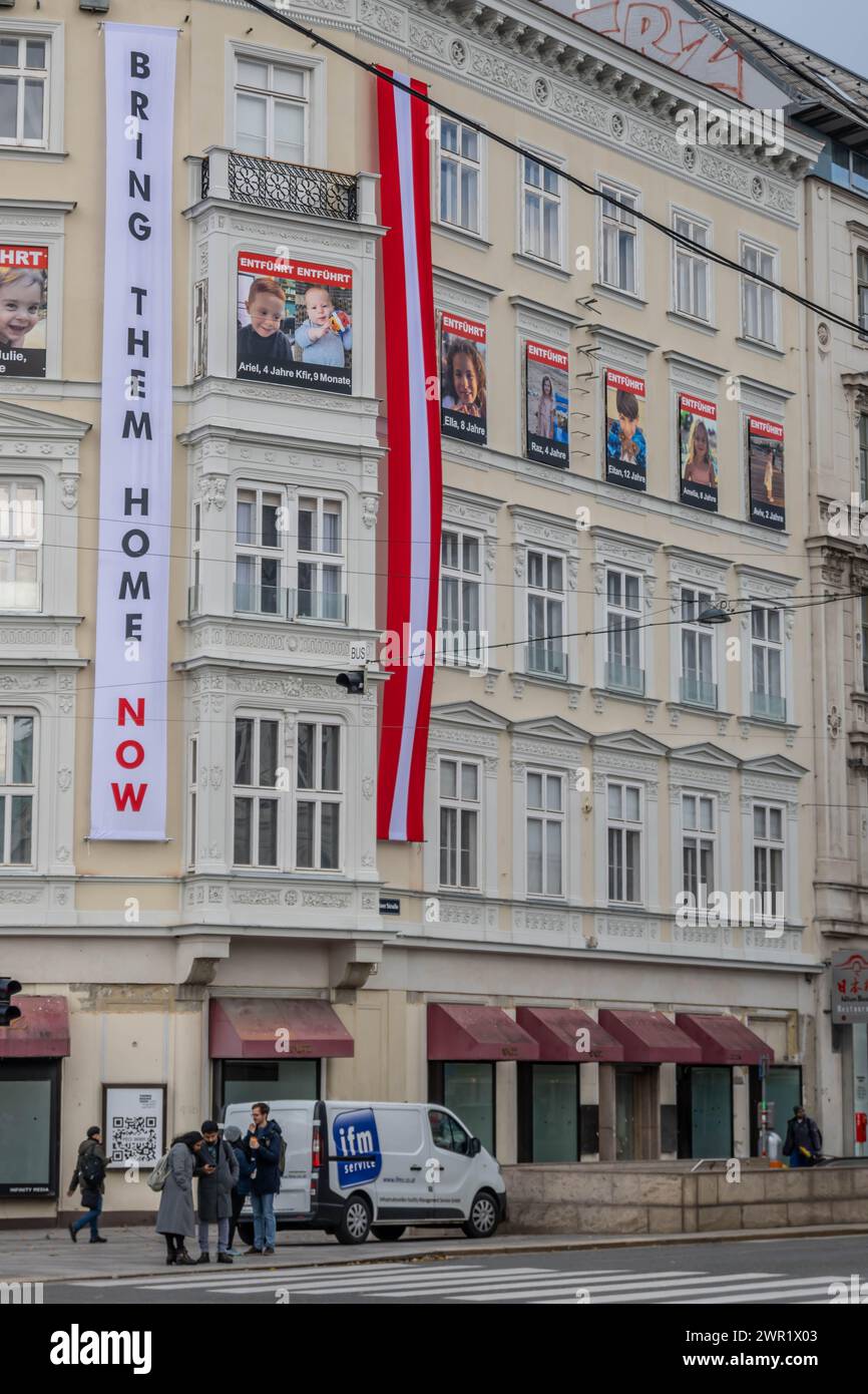 VIENNA, AUSTRIA - 20 novembre 2023: Edificio Nußdorferstraße 10-12 con Bring Them Home Isreali banner Foto Stock