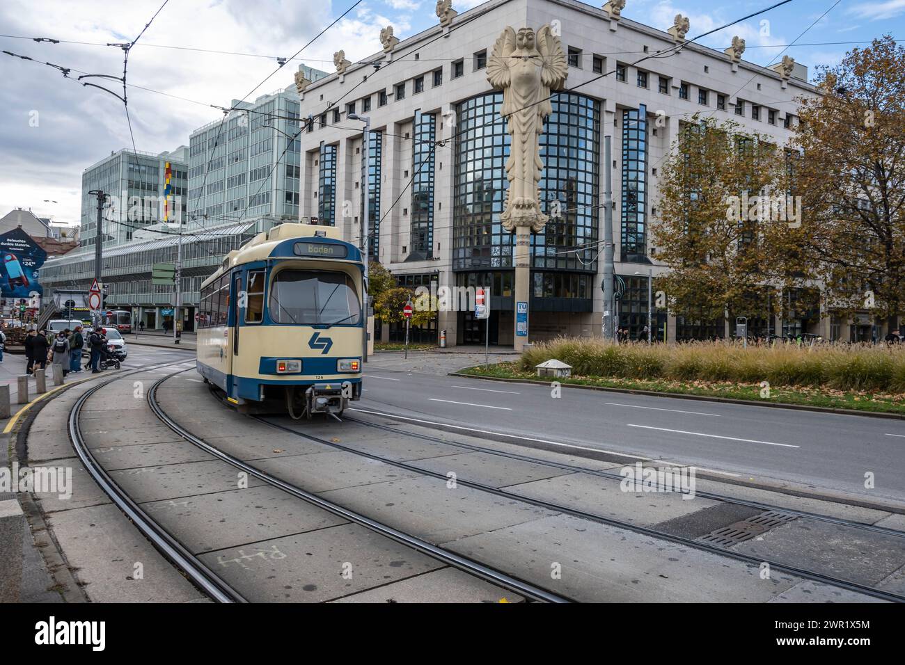 VIENNA, AUSTRIA - 20 novembre 2023: La facciata con il gufo alla tu Wien Bibliothek di Vienna, Austria Foto Stock