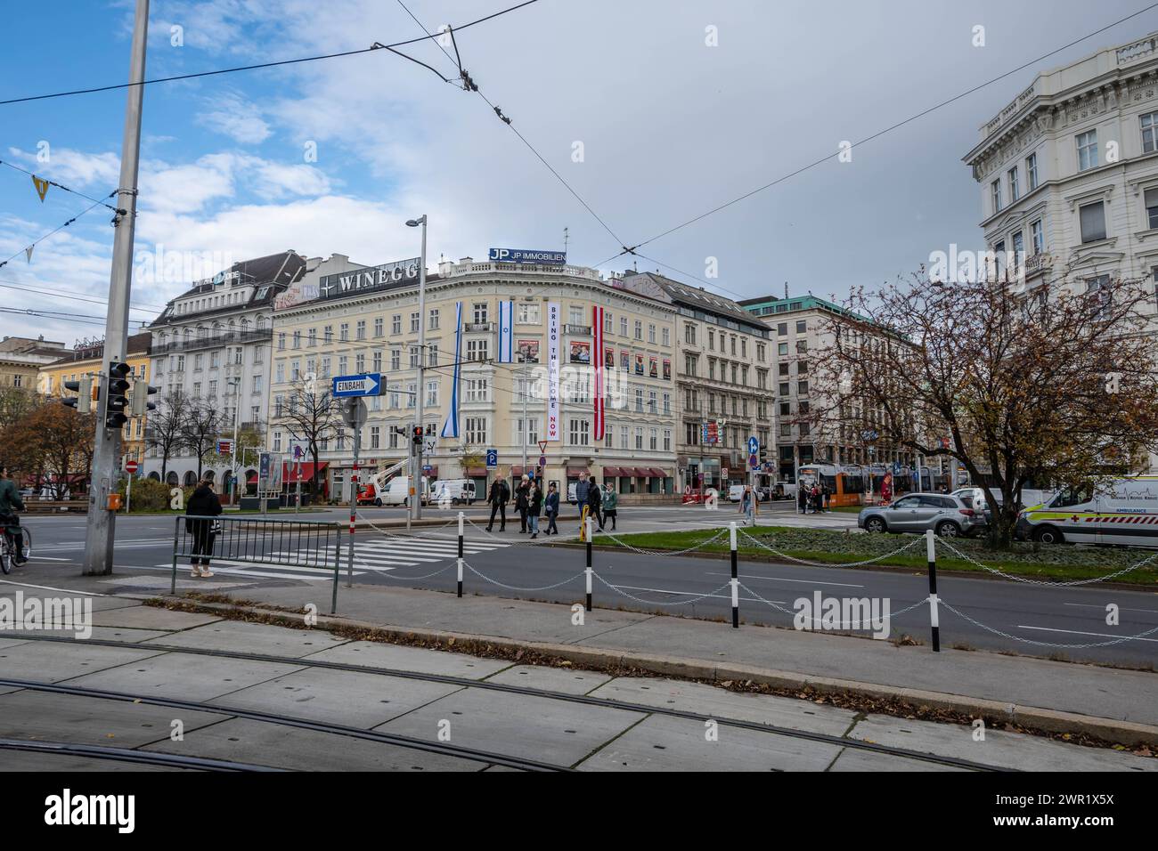 VIENNA, AUSTRIA - 20 novembre 2023: Edificio Nußdorferstraße 10-12 con Bring Them Home Isreali banner Foto Stock