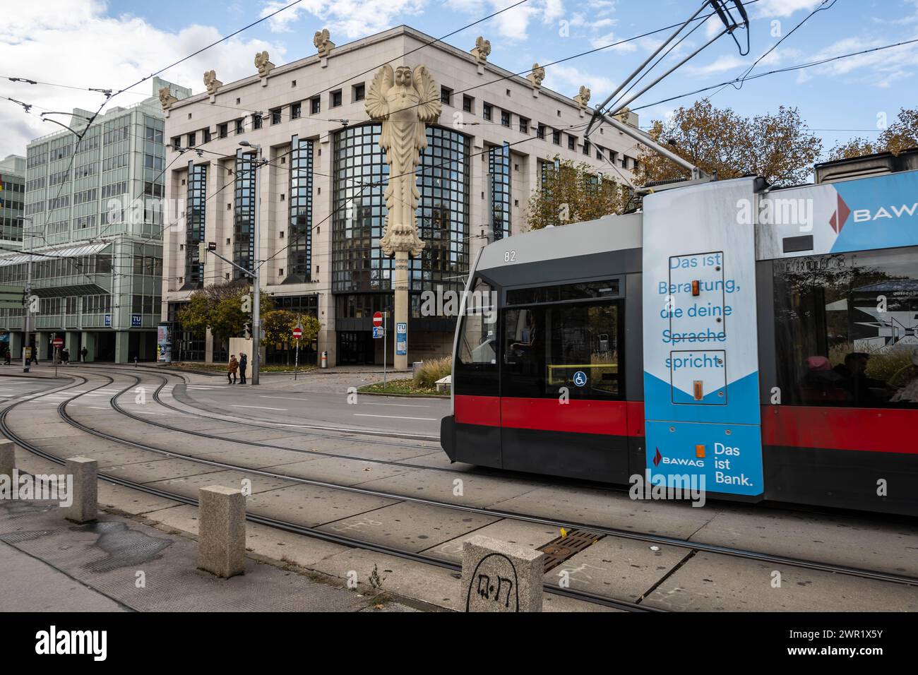 VIENNA, AUSTRIA - 20 novembre 2023: Tram Badner Bahn per i trasporti pubblici nel centro di Vienna Foto Stock