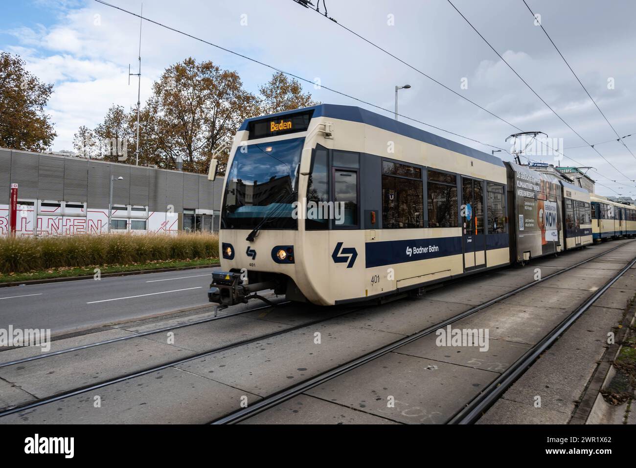 VIENNA, AUSTRIA - 20 novembre 2023: Tram Badner Bahn per i trasporti pubblici nel centro di Vienna Foto Stock