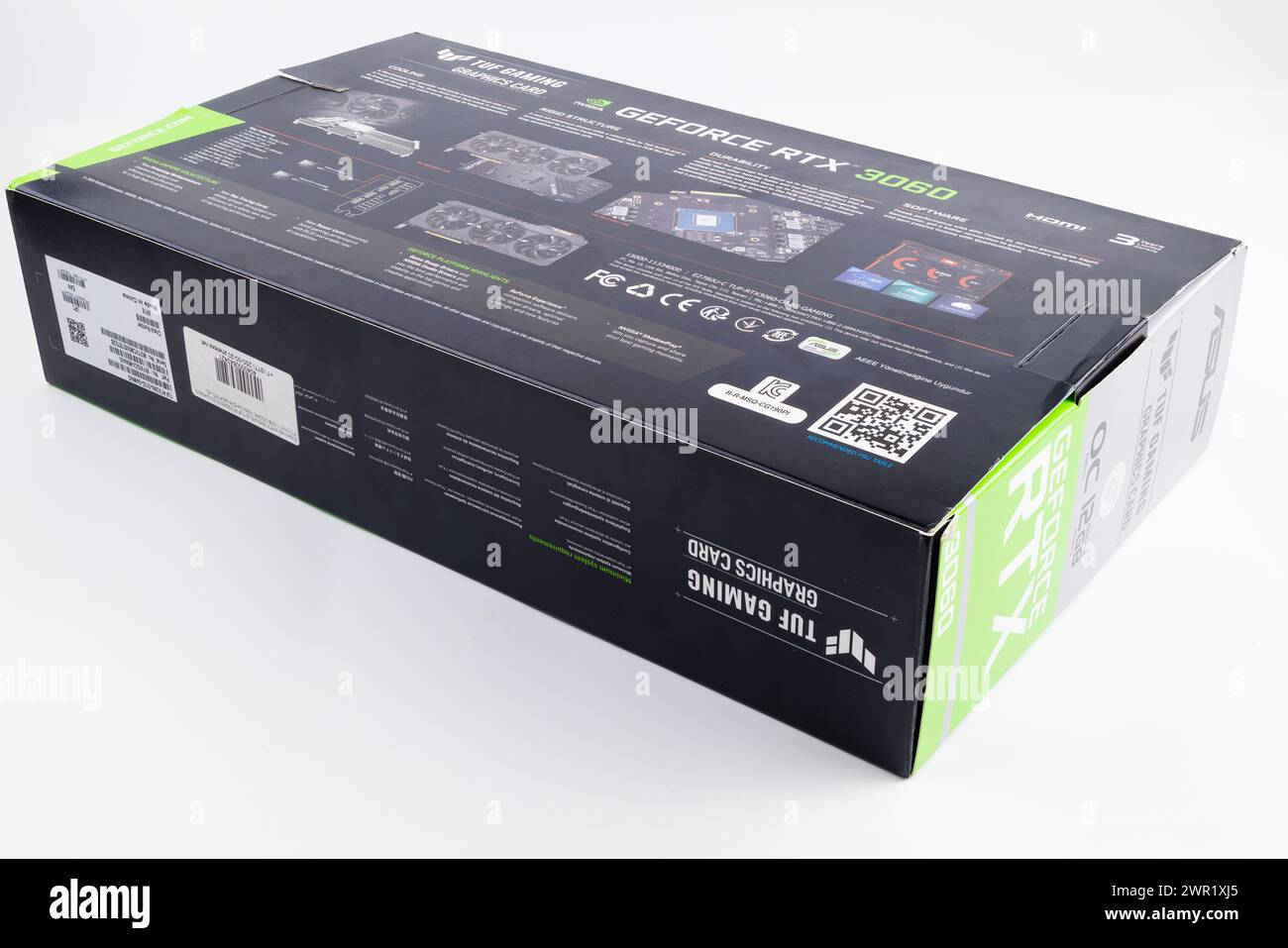 Scatola di cartone della scheda grafica per giochi NVIDIA RTX 3060 OC 12g TUF su sfondo bianco Foto Stock