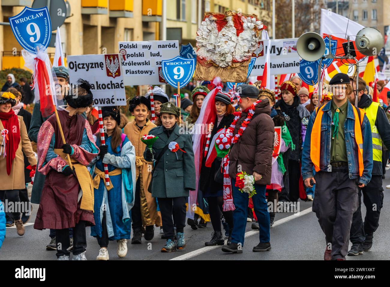 Breslavia, Polonia - 11 novembre 2023: Bella e colorata Parata dell'indipendenza che ha camminato per le strade della città di Breslavia l'11 novembre Foto Stock