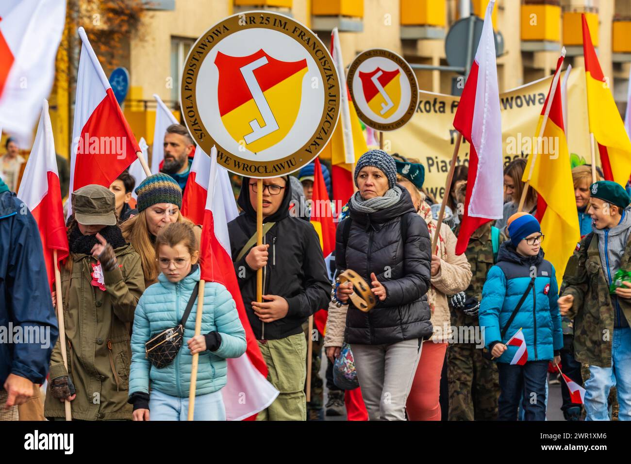 Breslavia, Polonia - 11 novembre 2023: Bella e colorata Parata dell'indipendenza che ha camminato per le strade della città di Breslavia l'11 novembre Foto Stock