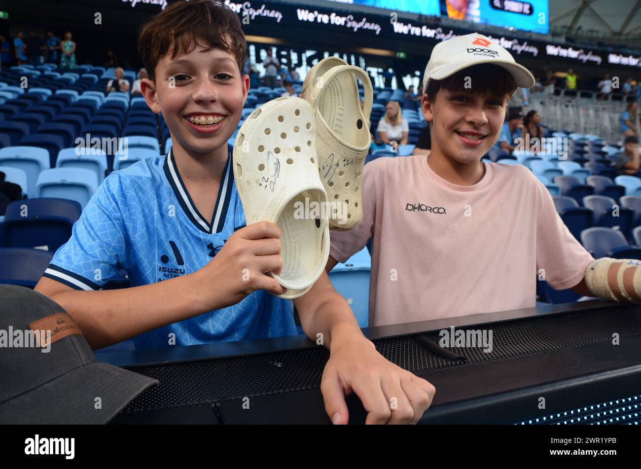 Sydney, nuovo Galles del Sud, Australia. 10 marzo 2024. I giovani tifosi del Sydney FC sfoggiano i loro coccodrilli firmati dal difensore RHYAN GRANT (23) dopo la partita del 20° turno di A League tra Sydney FC e Brisbane Roar all'Allianz Stadium di Sydney, nuovo Galles del Sud, Australia, il 10 marzo 2024. (Credit Image: © Kai Dambach/ZUMA Press Wire) SOLO PER USO EDITORIALE! Non per USO commerciale! Crediti: ZUMA Press, Inc./Alamy Live News Foto Stock