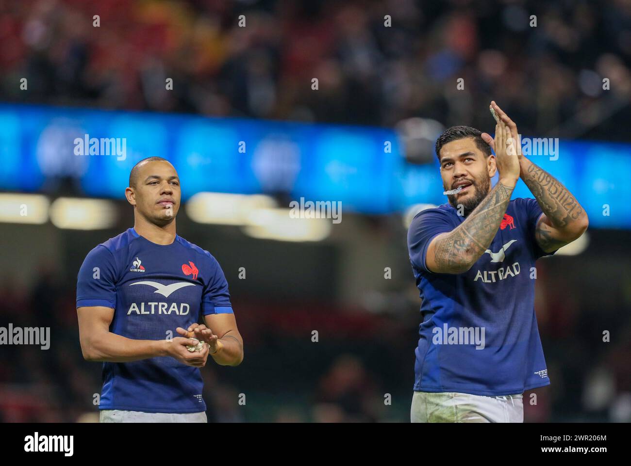 Cardiff, Galles, Regno Unito. 10 marzo 2024; Principality Stadium, Cardiff, Galles: Six Nations International Rugby, Galles contro Francia; Gael Fickou e Romain Taofifenua della Francia applaudono i tifosi al termine della partita crediti: Action Plus Sports Images/Alamy Live News Foto Stock