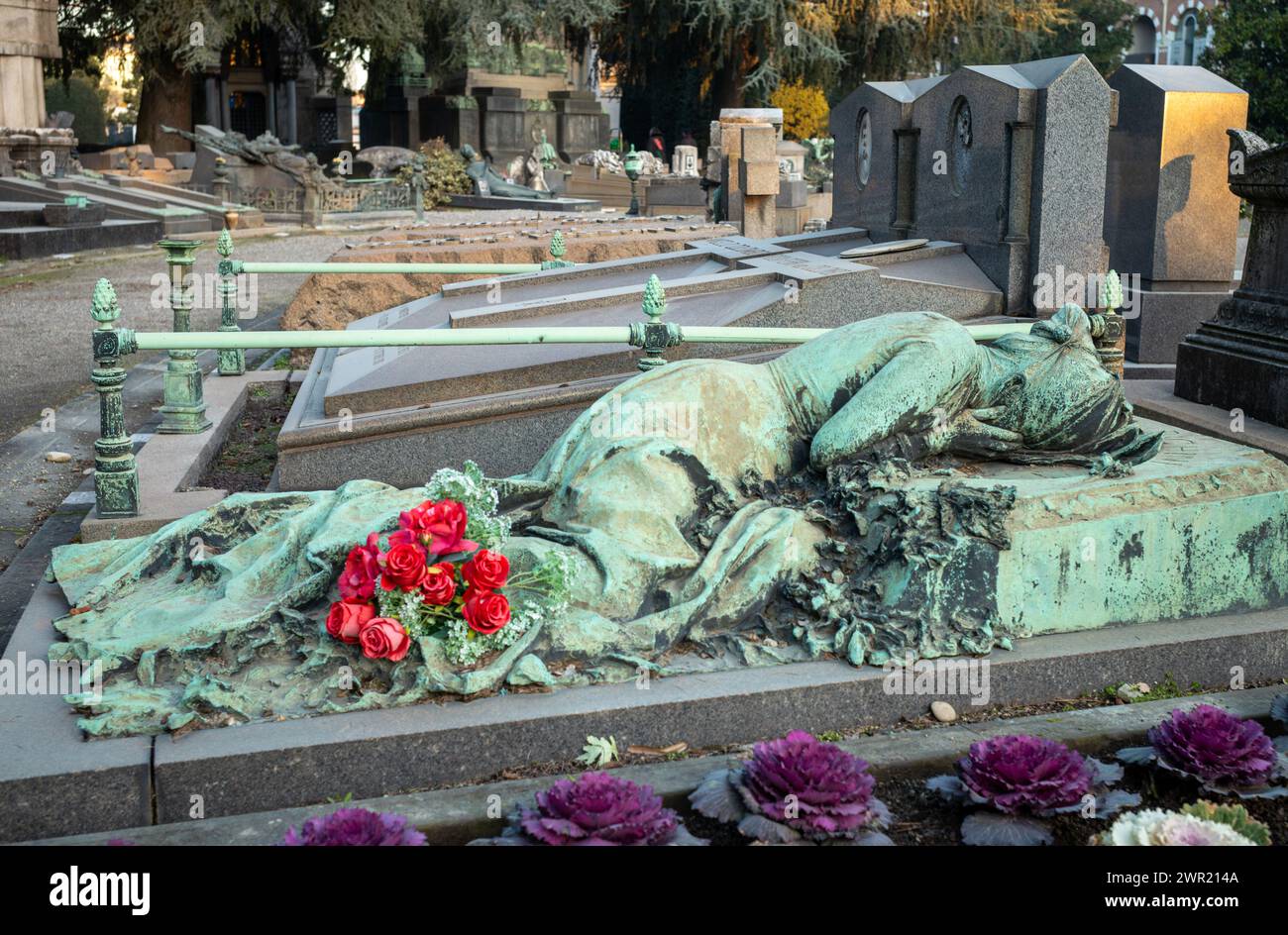 Una tomba che mostra una vedova in lutto, Cimitero Monumentale, Milano, Lombardia, Italia. Foto Stock