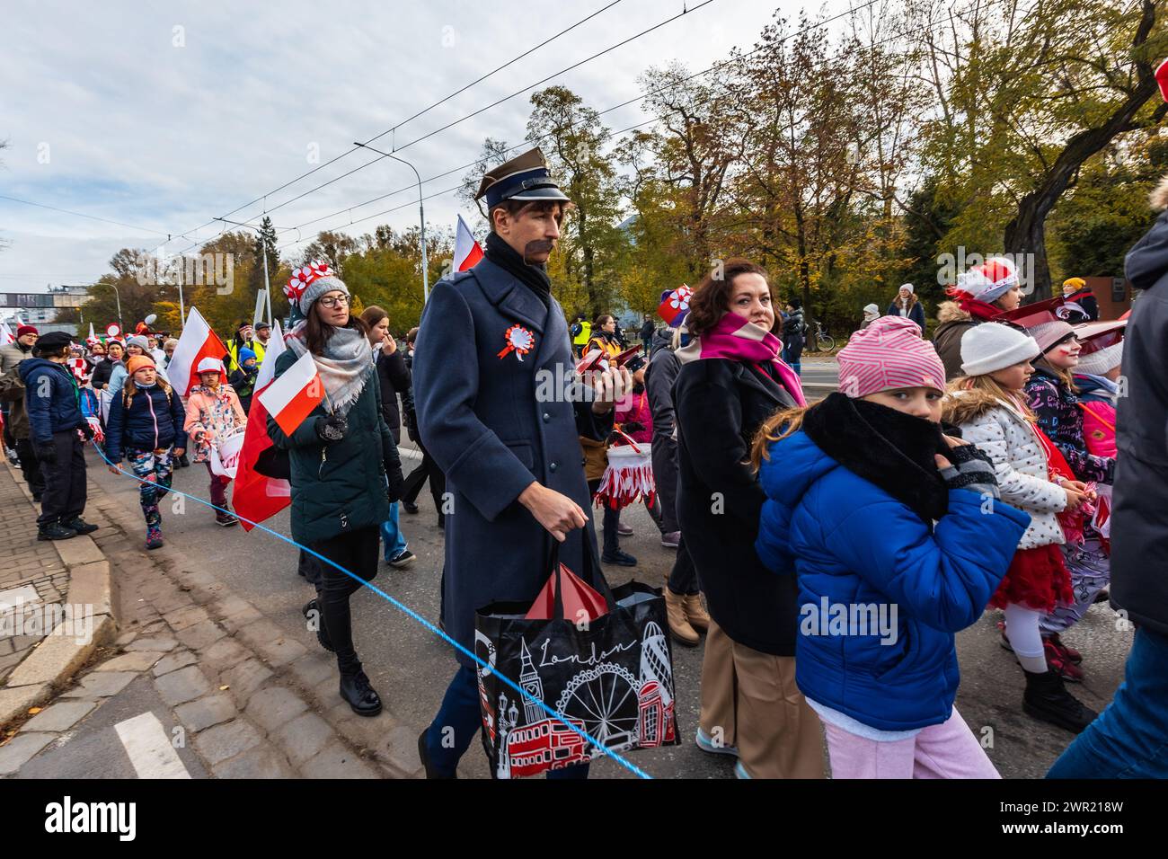 Breslavia, Polonia - 11 novembre 2023: Bella e colorata Parata dell'indipendenza che ha camminato per le strade della città di Breslavia l'11 novembre Foto Stock
