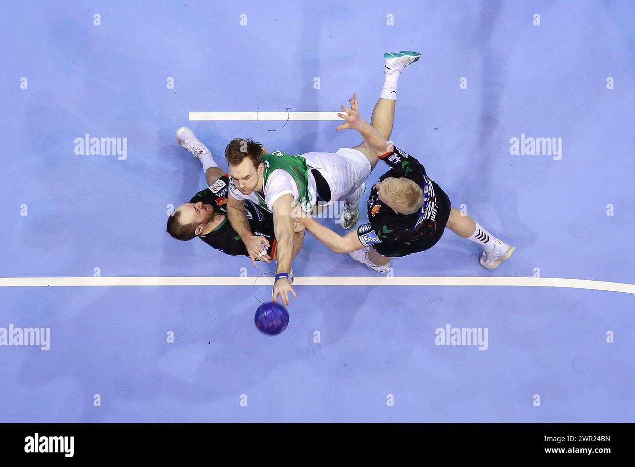 Magdeburgo, Germania. 10 marzo 2024. Pallamano: Bundesliga, SC Magdeburg - Füchse Berlin, Matchday 25, GETEC Arena. Mathias Gidsel (M) di Berlino gioca contro i giocatori del Magdeburgo Christian o'Sullivan (l) e Magnus Saugstrup. Credito: Ronny Hartmann/dpa/Alamy Live News Foto Stock